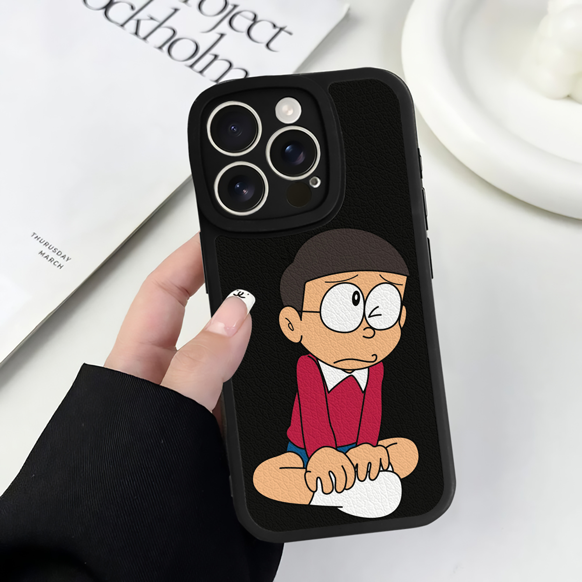（画像用） ドラえもん 野比 のび太 Doraemon Nobita Nobi 【iPhone 16シリーズ対応】シリコンスマホケース（レザー調） 材質：シリコン